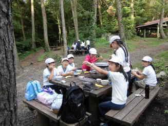 �΂̖؁X�̒��ŗ[�H